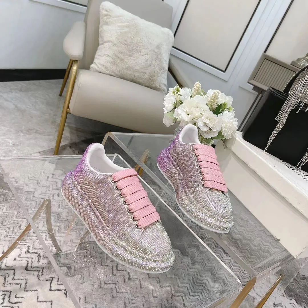 👟👟Ex-factory price 560👟👟 Men's size +10 2025SS McQueen crystal inlaid large and small diamond casual shoes counter original 1:1 production Fabric: imported silk velvet + imported Czech diamonds Lining: sheepskin lining Code number: 35-41 Male 39/44